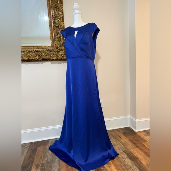 Theia Elegant Blue Backless Gown - Picture 2 of 8